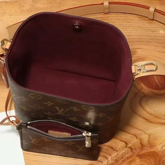 Louis Vuitton Women's Handbag - Picture 8 of 8